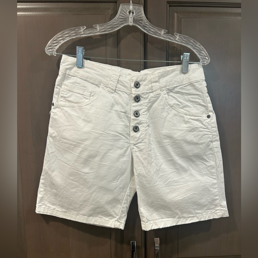Suzy D London Shorts in White, NWT, Size S